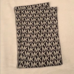 ⬇️ Michael Kors Scarf